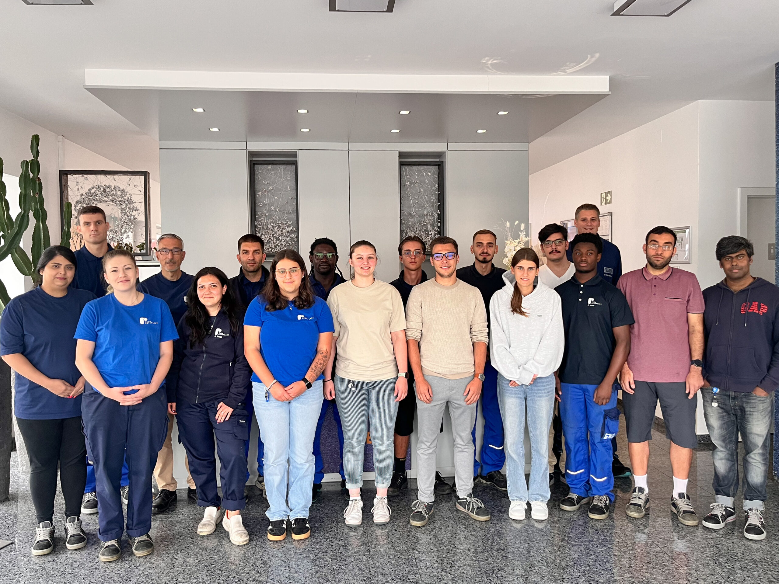 All RUCH NOVAPLAST apprentices are gathered in a group photo | RUCH NOVAPLAST GmbH in Oberkirch