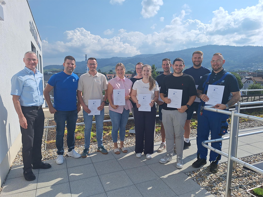 Urkundenverleihung im Rahmen eines Programmes zu Mitarbeiterentwicklung an neun RUCH Potentials | RUCH NOVAPLAST GmbH in Oberkirch